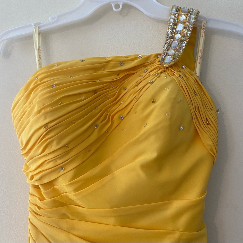 Joli prom dress size 8 color yellow